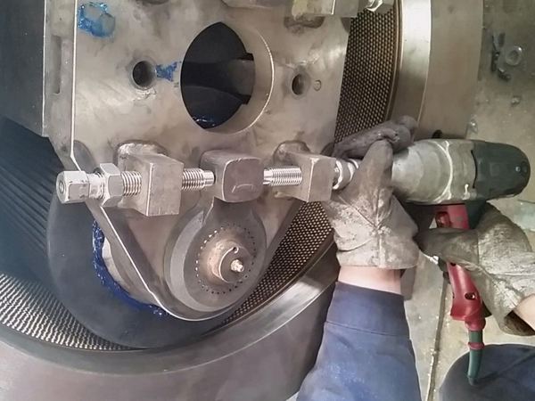 how-to-adjust-the-clearance-between-rollers-and-ring-die